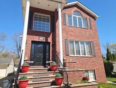 151B Waterbury Ave
