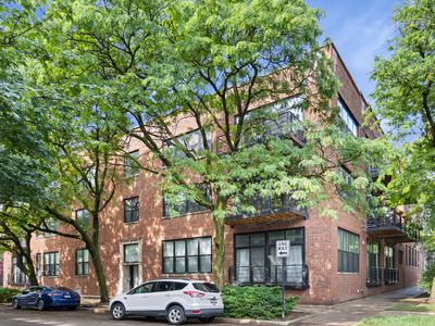 1670 N Claremont Ave APT 208