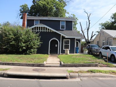 2735 E HOUSTON ST