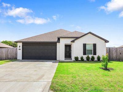 Property at 1124 N Arapahoe Ave, Chouteau, OK