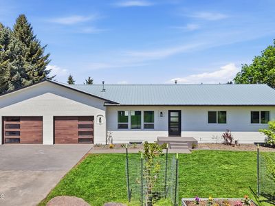 1525 W Miles Ave