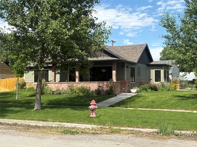 37 4th Ave SW