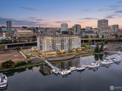 1515 Dock Street #823