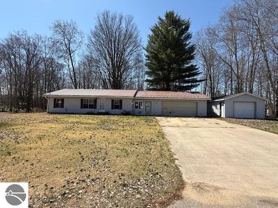559 Gitchegumee Dr