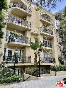 146 S Clark Dr APT 102