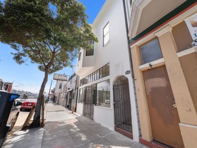 3774 Mission St
