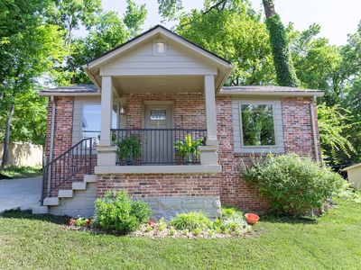 901B Douglas Ave