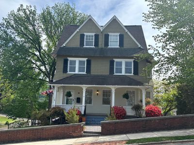 18 Mountain Ave SW