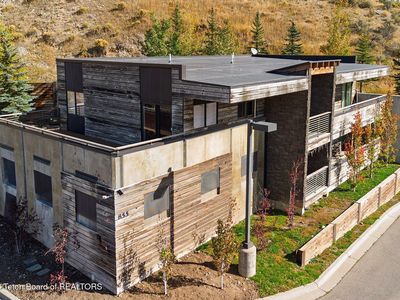855 W Broadway Ave
