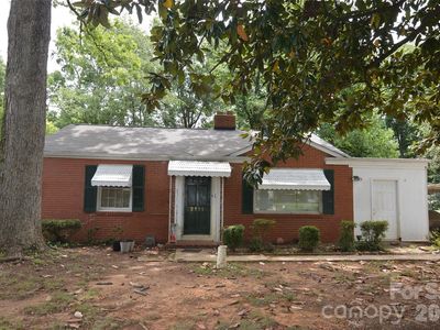 2111 Dickens Ave