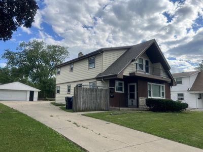 8915-8915A W Carmen AVENUE