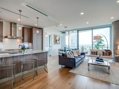 3130 N Harwood St APT 802