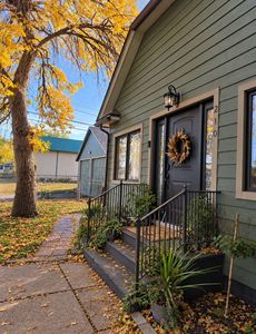 210 8th Ave