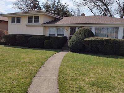 Property at 30 Crescent Dr, Glenview, IL
