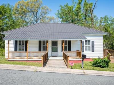 221 Lake Dr