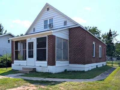 811 May St