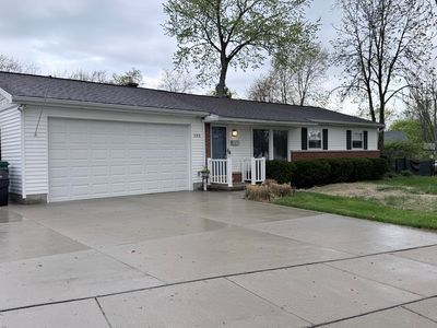 385 Hollywood Dr