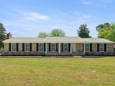 900 Larkwood Dr NE