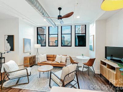 122 College St #202
