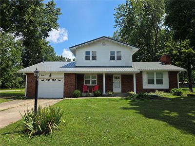 301 W Hawthorne Dr