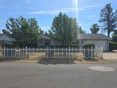 2803 Larkspur Ln