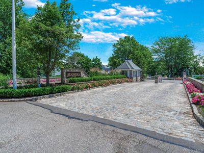 34 Lakebridge Drive S