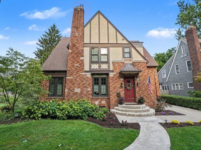566 Lawndale Ct