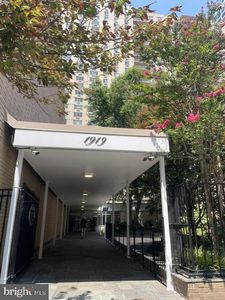 1919 Chestnut St APT 520
