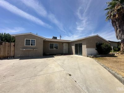Property at 912 Meadows St, Bakersfield, CA