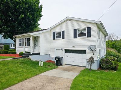 584 Edward St
