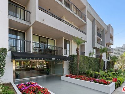 906 N Doheny Dr APT 221