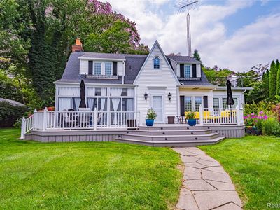 5630 Lakeshore Rd