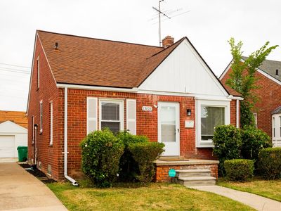 15605 Veronica Ave