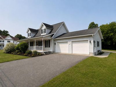 24 Broad Ln