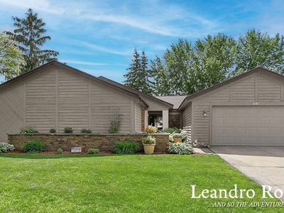 661 Twin Lakes Dr NE