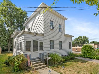 852 Leonard St NE