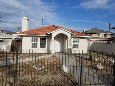 902 N Azusa Ave