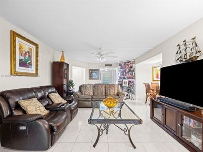 3661 Via Poinciana APT 401