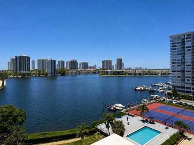 2780 NE 183rd St APT 810