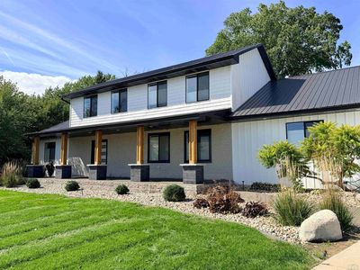 910 Lakeshore Dr