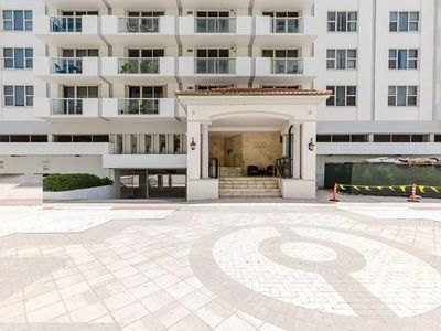 9195 Collins Ave #1003