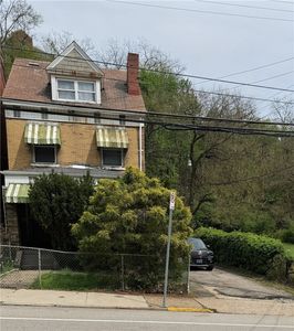 142 Robinson St