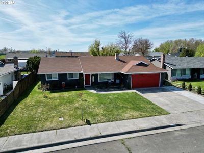 825 W Division Ave
