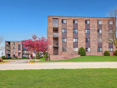 625 W Huntington Commons Rd APT 208
