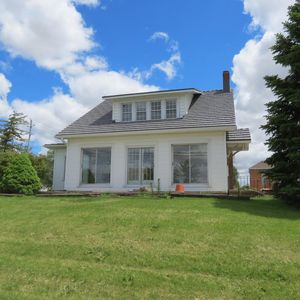 102 E Main St