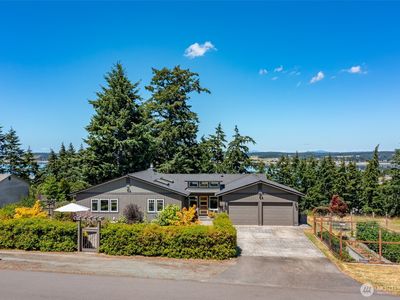 1045 NE Summit Loop