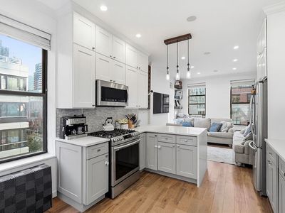 453 W 54th St APT 4A