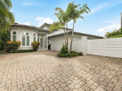 3 Lakeside Palms Ct