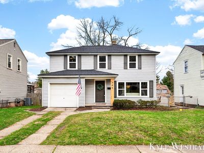 744 Grand Ave NE