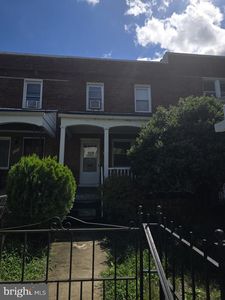 1341 Queen St NE